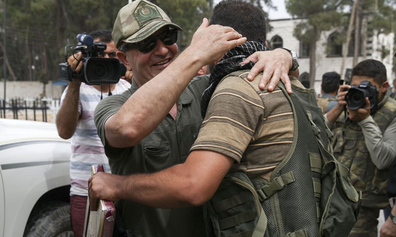 الفريق زكي كسكالي مع مقاتل من "الجيش الحر" في مدينة جرابلس- الخميس 25 آب (TRT)
