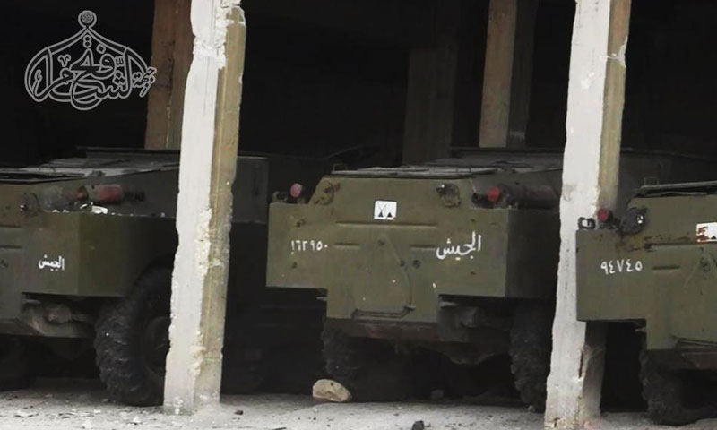 ناقلات جنود سيطر عليها "جيش الفتح" في كلية المدفعية في حلب (تويتر)