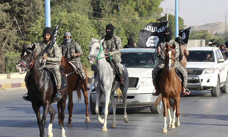 أرشيفية- عناصر من تنظيم "الدولة الإسلامية" في الرقة