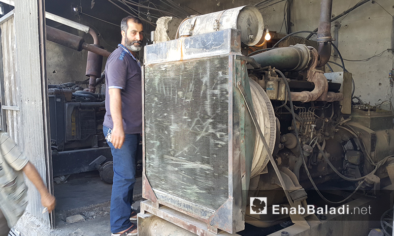 عامل بجوار مولد كهرباء مركزي في الغوطة الشرقية (عنب بلدي)