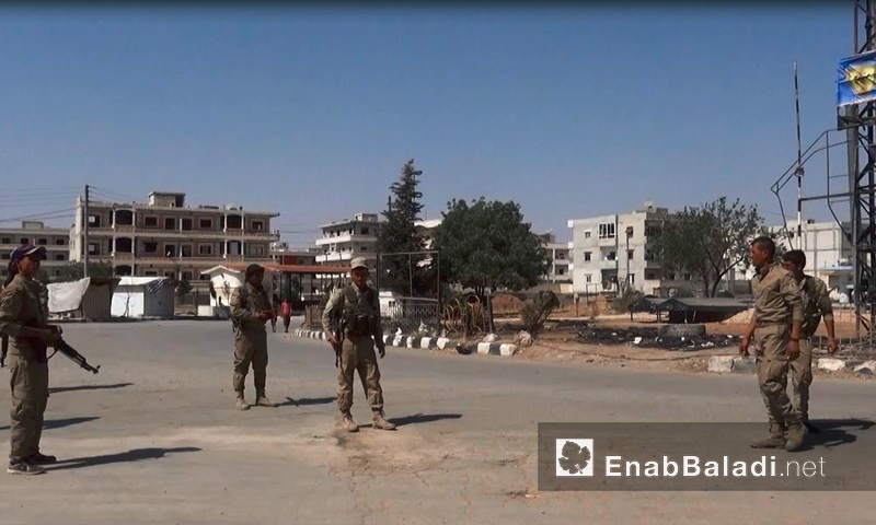 عناصر من قوات "سوريا الديمقراطية" داخل مدينة منبج - الاثنين 15 آب (عنب بلدي)