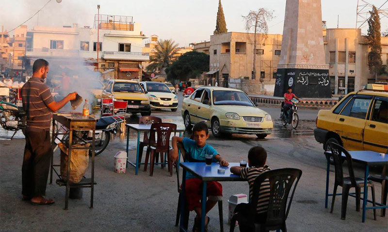 مواطنون في أحد شوارع مدينة الرقة السورية تشرين الأول 2014 (NBC News)