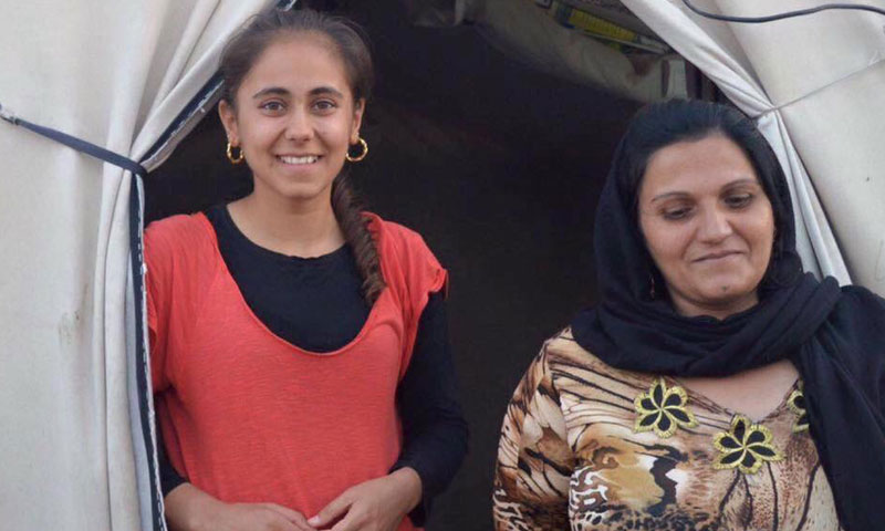 نداء إلى جانب والدتها على باب خيمتهم في كردستان العراق (عراقيات)