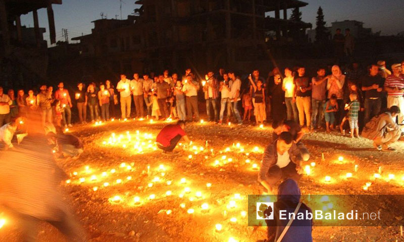 المئات من سكان القامشلي وعوائل الضحايا شاركوا بإشعال الشموع، استذكارًا لضحايا التفجير الذي وصفوه بـ "الإرهابي"، مع رفع لافتات تندد بالمجزرة.