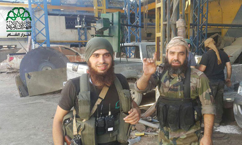 مقاتلان من حركة "أحرار الشام الإسلامية" في منطقة الراموسة جنوب حلب- الثلاثاء 2 آب (فتح حلب)