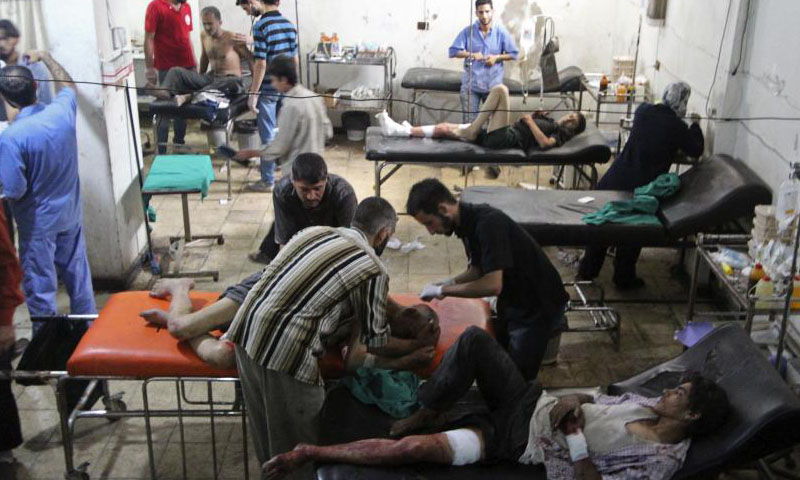مواطنون يتلقون العلاج في مدينة دوما بريف دمشق بعد غارة للنظام السوري أيلول 2014 (رويترز)
