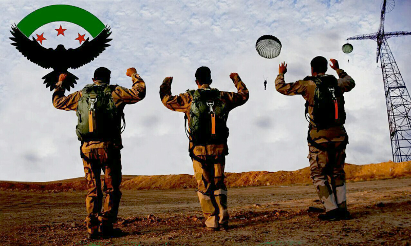 مقاتلون من "جيش سوريا الجديد" ينفذون إنزالًا مظليًا قرب البوكمال - 28 حزيران 2016 (جيش سوريا الجديد)