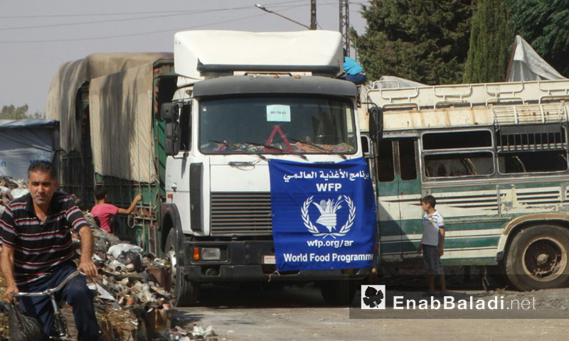 قافلة المساعدات الإنسانية داخل حي الوعر المحاصر - 25 آب 2016 (عنب بلدي)