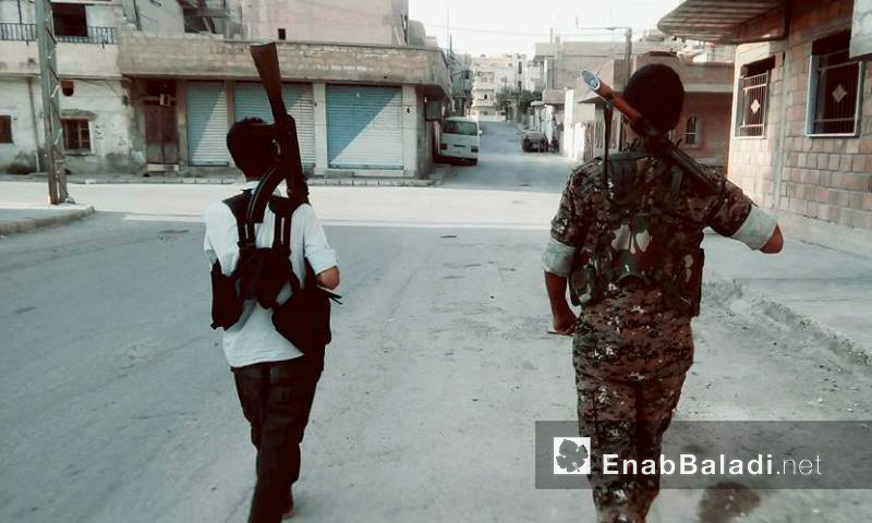 مقاتلان من قوات "أسايش" في مدينة الحسكة - 19 آب 2016 (عنب بلدي)