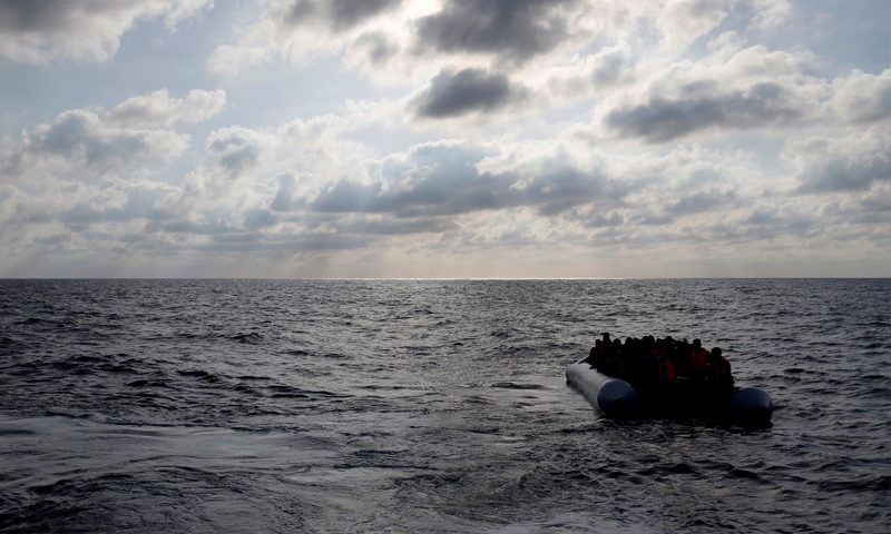 مهاجرون في بالبحر المتوسط على بعد 20 ميلًا من السواحل الليبية - 23 حزيران (reuters)