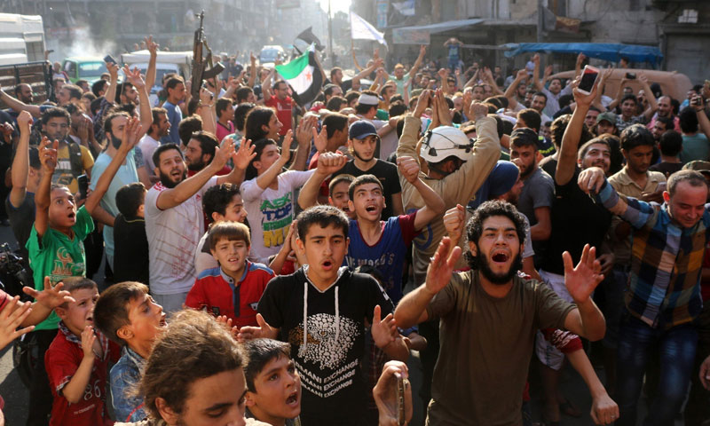 مظاهرة في مدينة حلب عقب فك الحصار عن الأحياء الشرقية- السبت 6 آب (AFP)