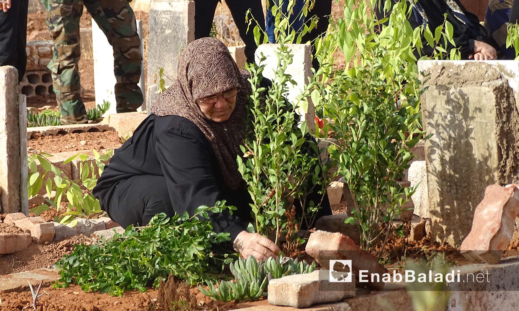 أهالي درعا يزورون مقابر شهدائهم في أول أيام عيد الأضحى - 12 أيلول 2016 (عنب بلدي)