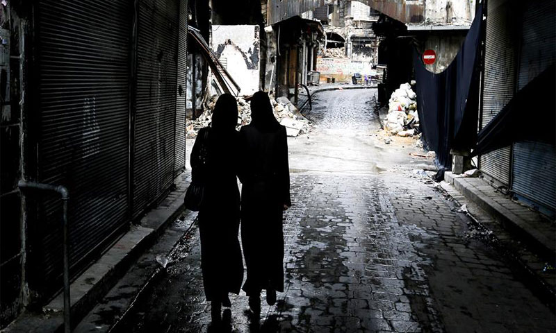 نساء يمشين في مدينة حلب - (AFP)