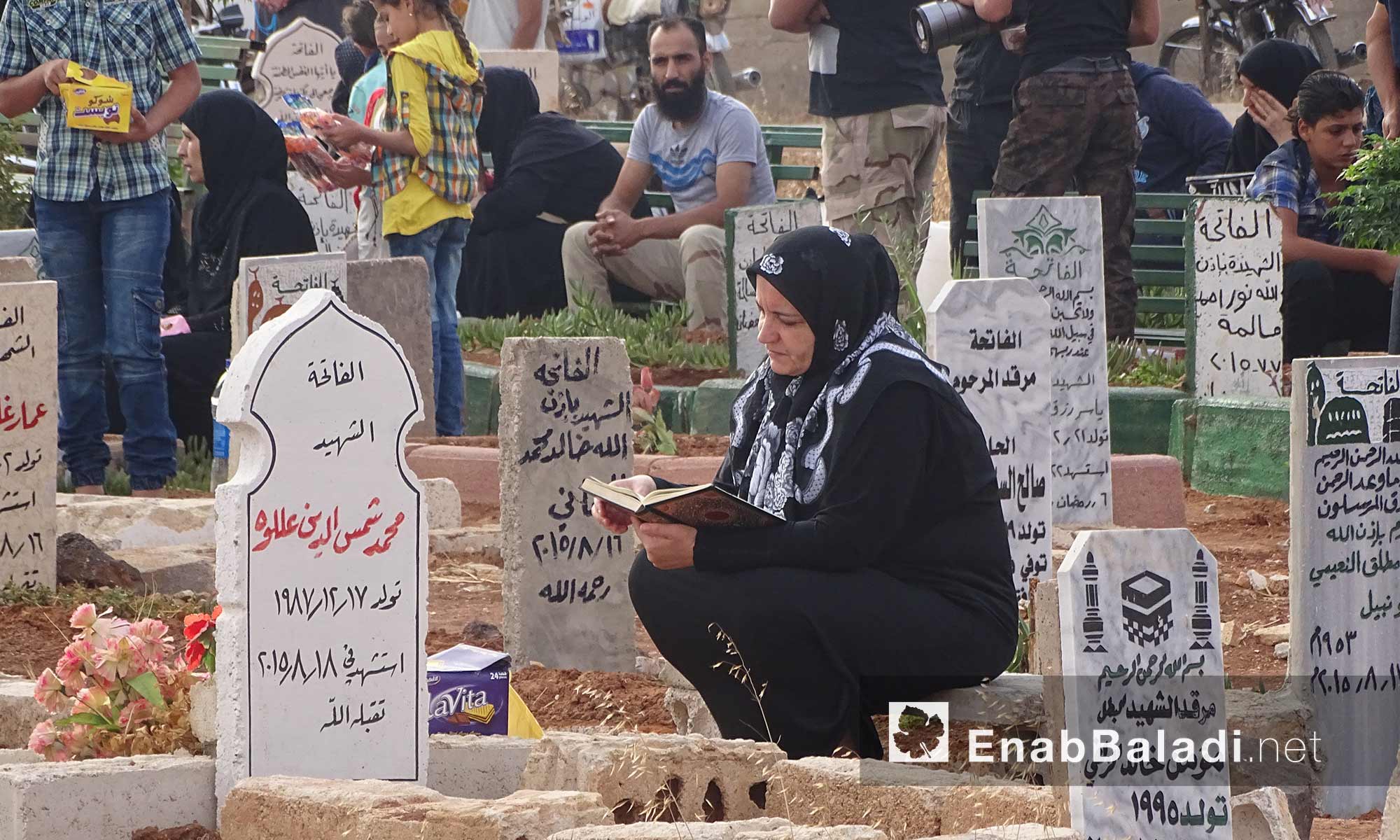 أهالي درعا يزورون مقابر شهدائهم في أول أيام عيد الأضحى - 12 أيلول 2016 (عنب بلدي)