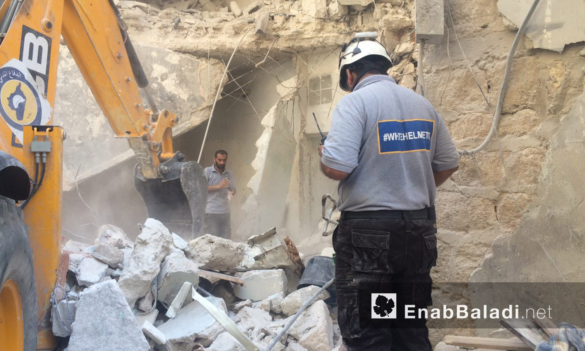 عنصران من الدفاع المدني بين آثار القصف على حي السكري في حلب - الاثنين 5 أيلول (عنب بلدي)