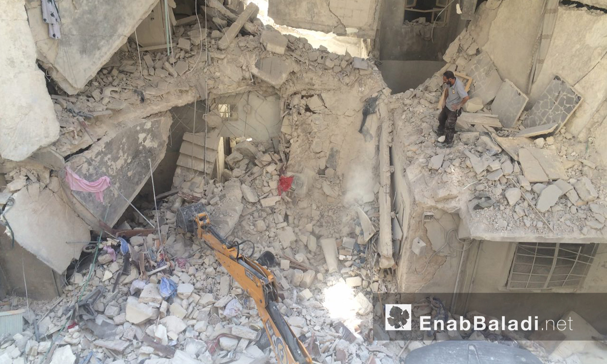 آليات الدفاع المدني تزيل آثار القصف على حي السكري في حلب - الاثنين 5 أيلول (عنب بلدي)