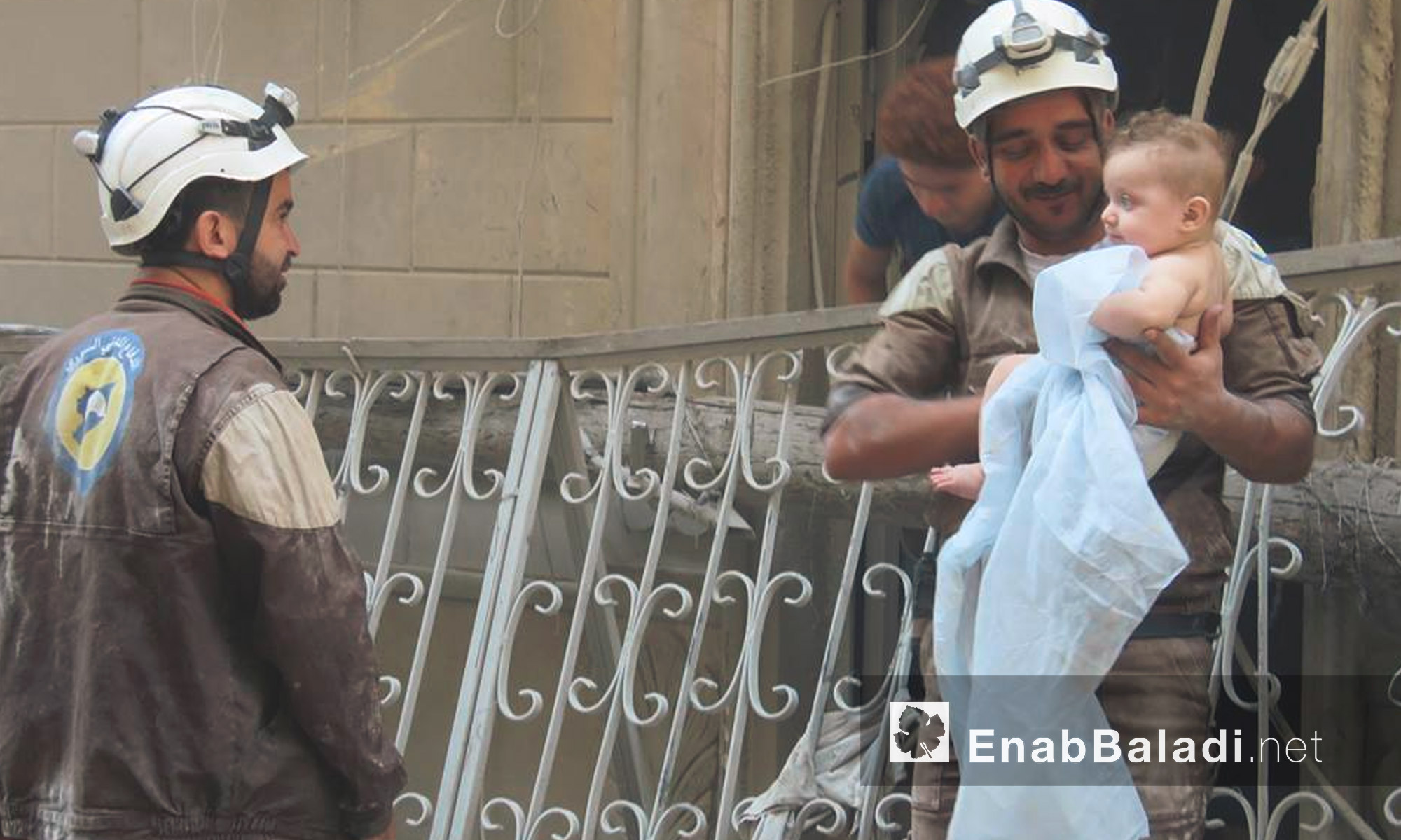 الدفاع المدني ينتشل طفلًا على قيد الحياة من تحت أنقاض القصف على حي السكري في حلب - الاثنين 5 أيلول (عنب بلدي)