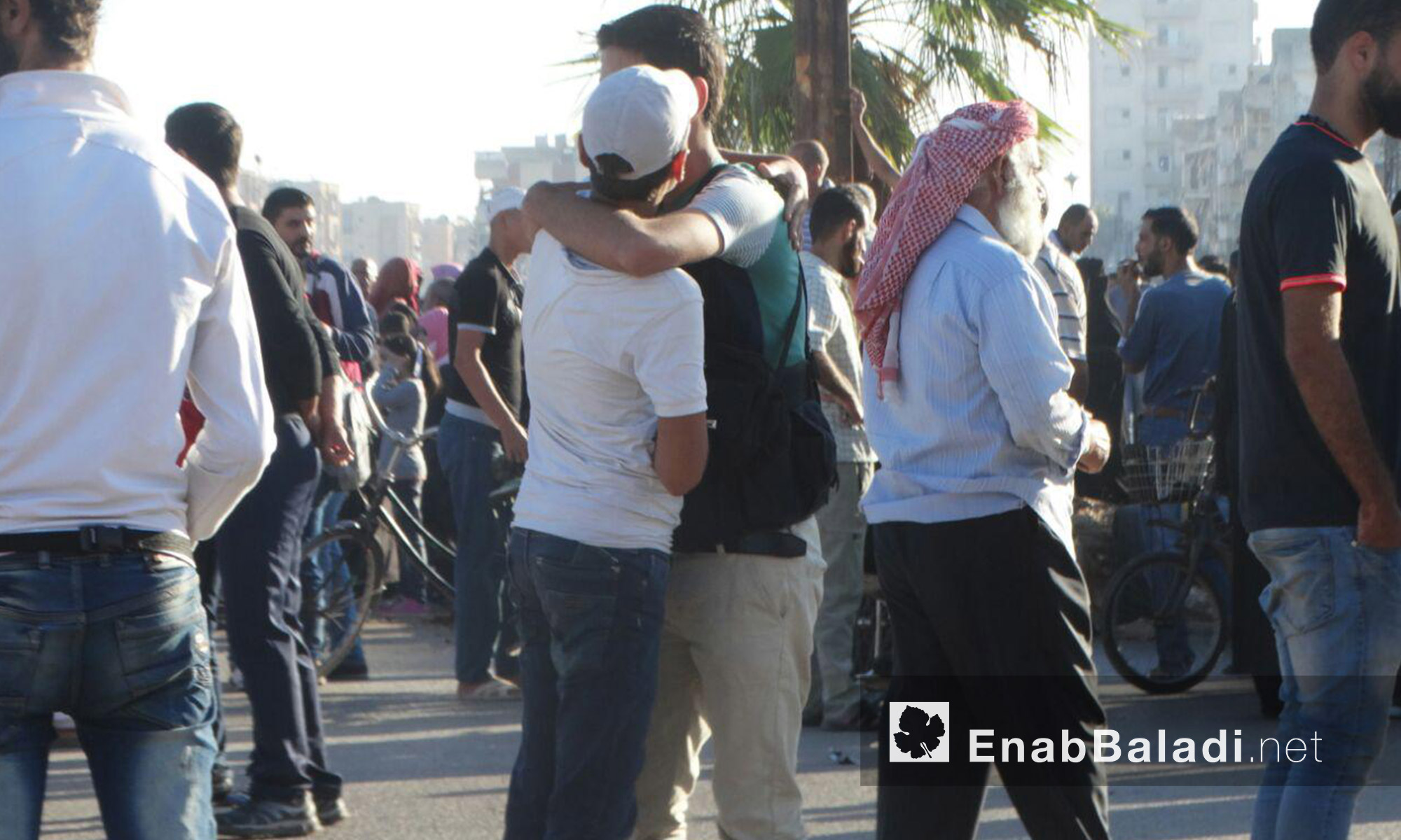أهالي حي الوعر يودعون أقرباءهم قبل الخروج من الحي إلى ريف إدلب - الاثنين 19 أيلول (عنب بلدي)
