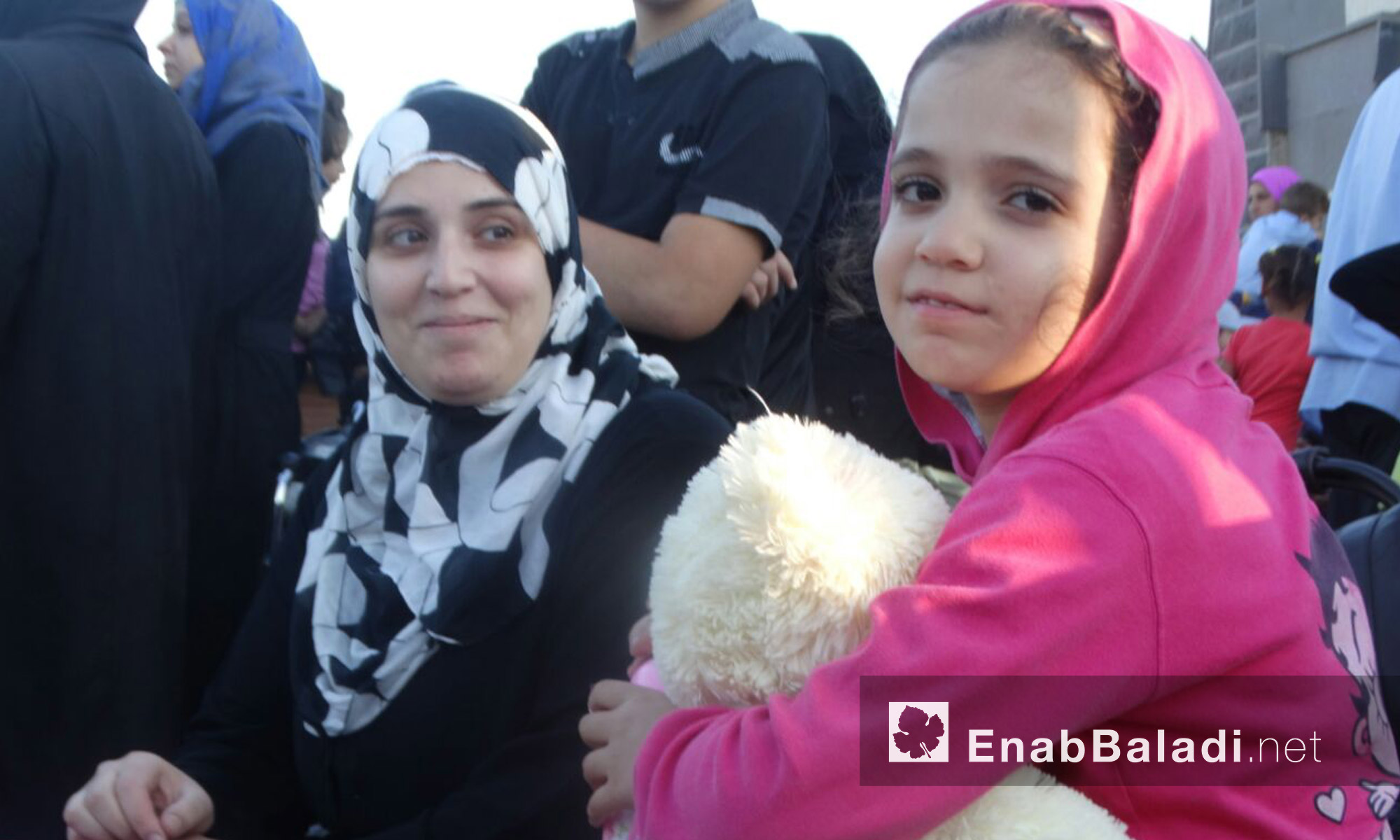 طفلة من حي الوعر تنتظر الخروج مع عائلتها - الاثنين 19 أيلول (عنب بلدي)