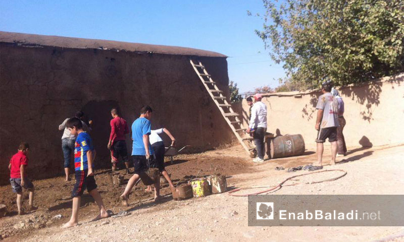 أهالي ريف الحسكة يرممون منازلهم الطينية - أيلول 2016 (عنب بلدي)