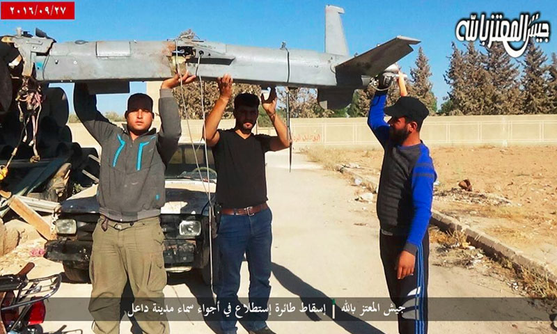 مقاتلو "جيش المعتز بالله" يحملون طائرة الاستطلاع في داعل - 27 أيلول (فيس بوك)