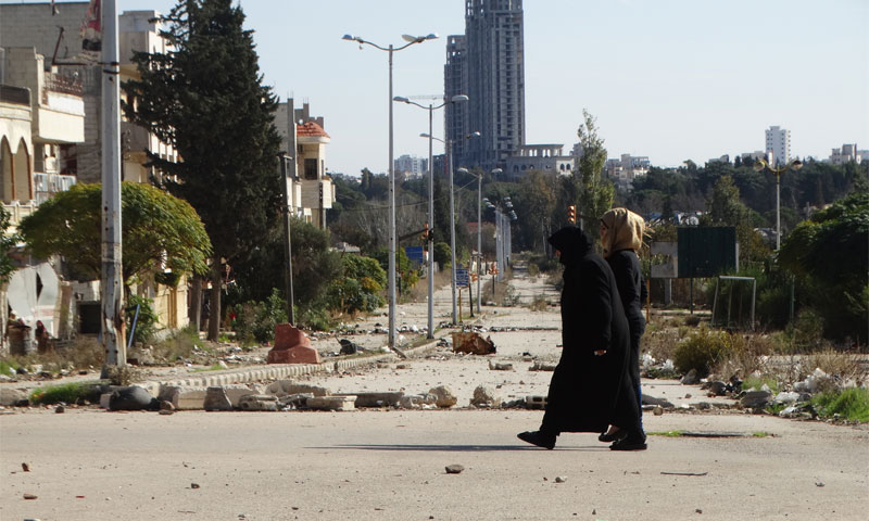 امرأتان تمشيان في حي الوعر المحاصر بحمص تشرين الثاني 2015 (عنب بلدي)