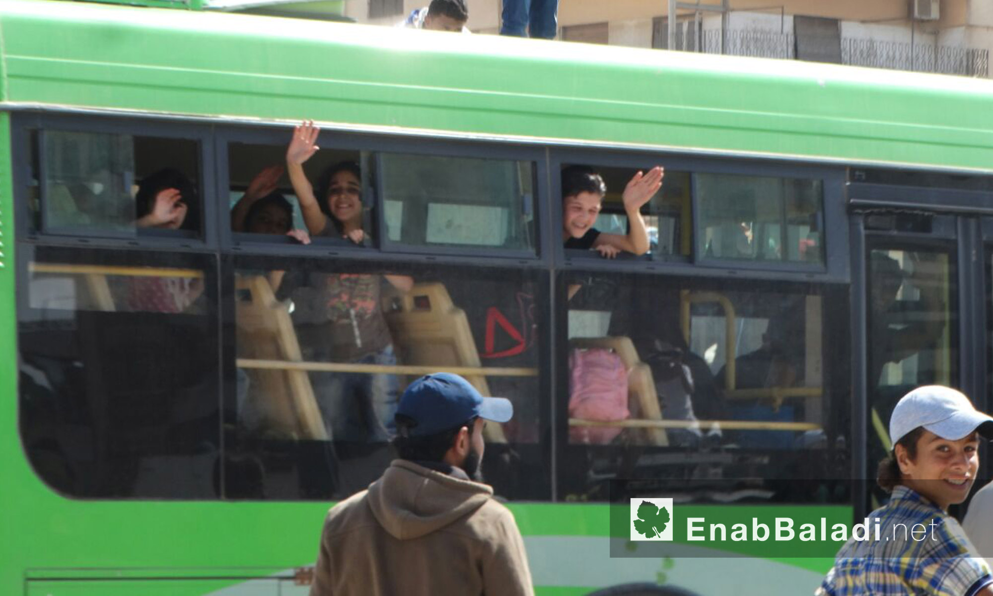 أطفال وعائلات الوعر يودعون أهالي الحي قبل خروجهم إلى ريف حمص الشمالي - الخميس 23 أيلول (عنب بلدي)
