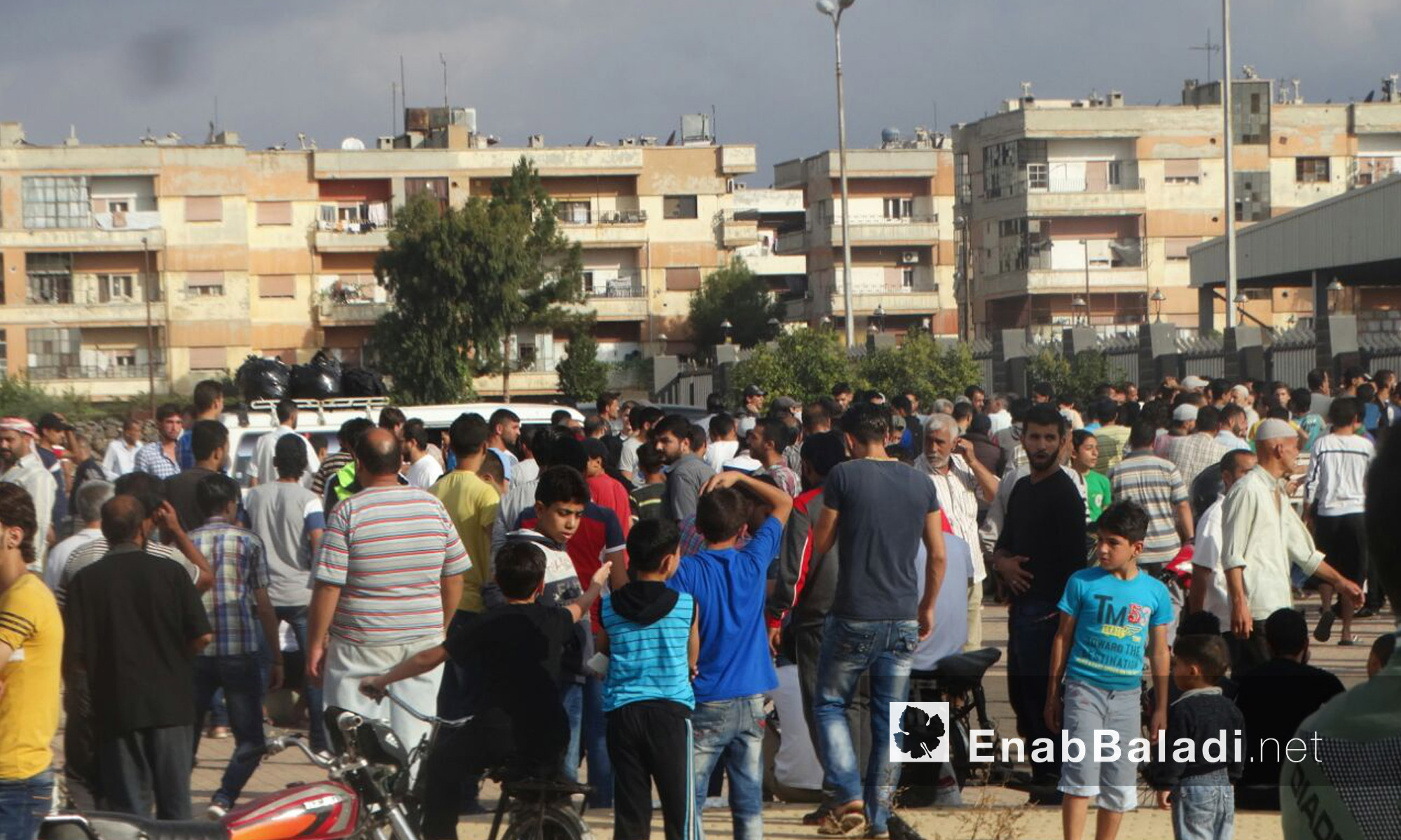 أطفال وعائلات الوعر ينتظرون الخروج إلى ريف حمص الشمالي - الخميس 23 أيلول (عنب بلدي)