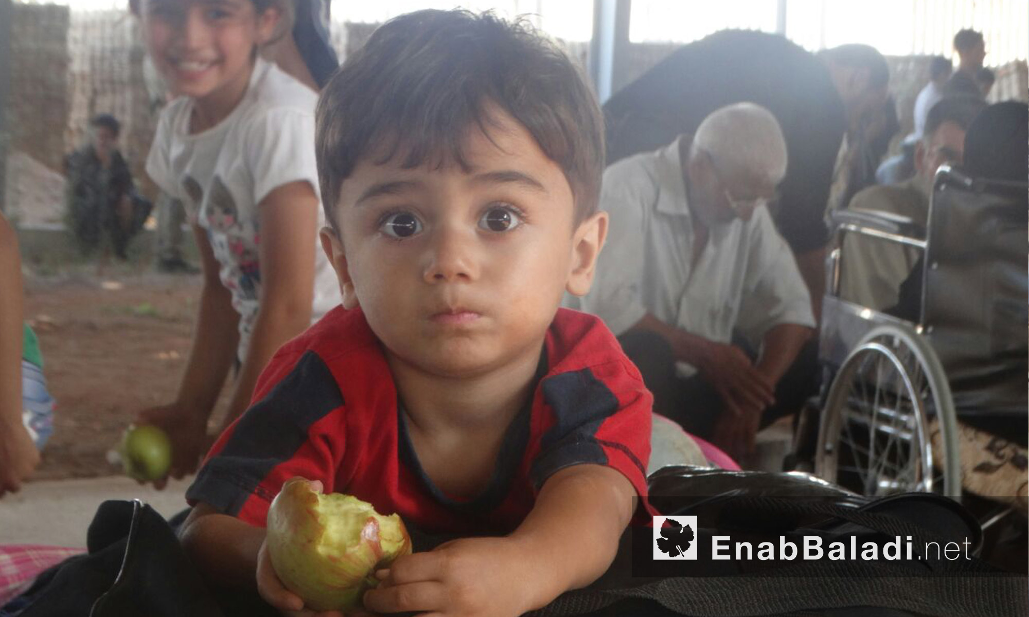 طفل ينتظر الخروج إلى ريف حمص الشمالي - الخميس 23 أيلول (عنب بلدي)