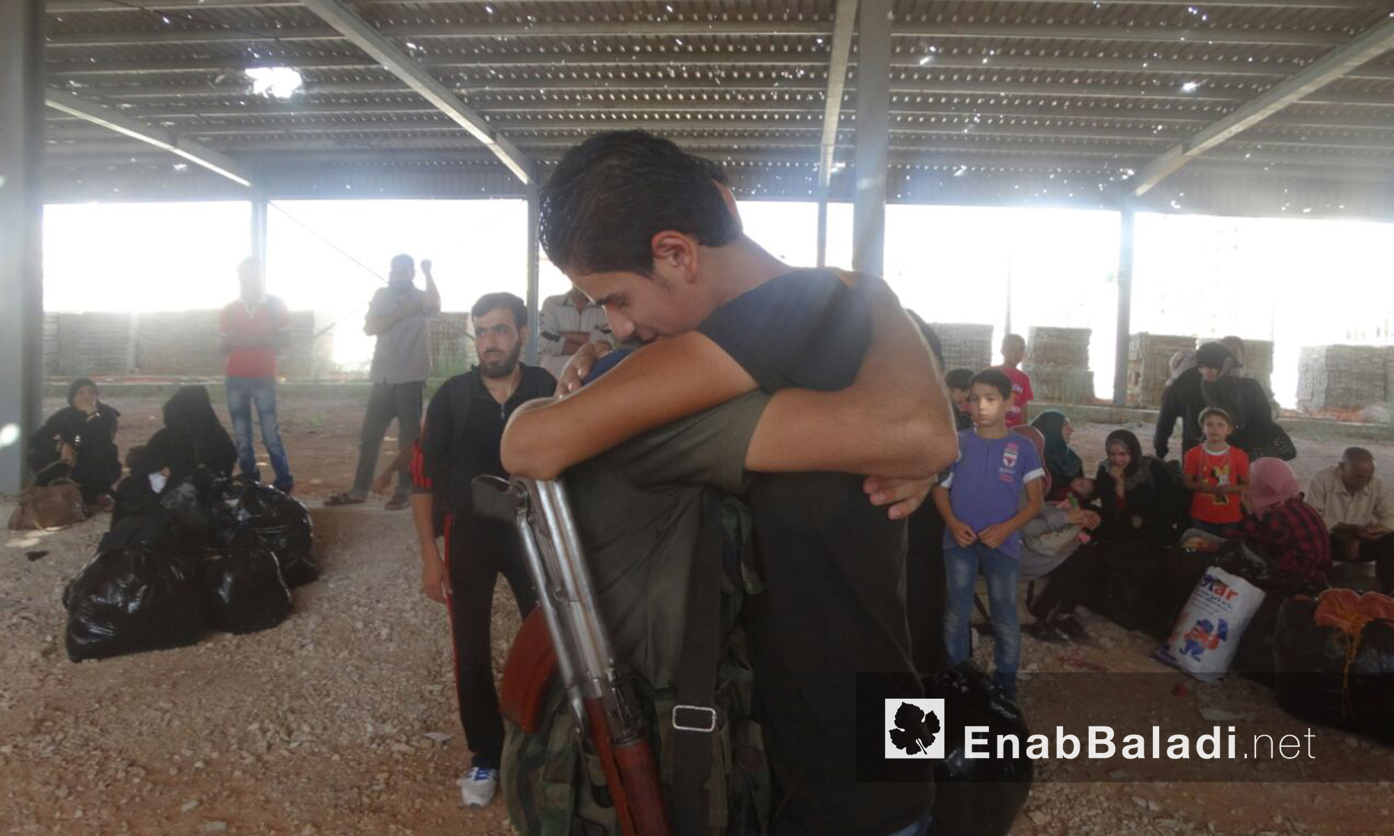 مقاتلو الوعر يودعون أهالي الحي قبل الخروج  إلى ريف حمص الشمالي - الخميس 23 أيلول (عنب بلدي)