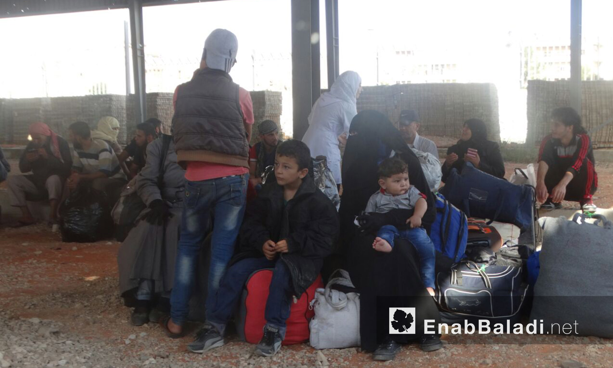 أطفال وعائلات الوعر ينتظرون الخروج إلى ريف حمص الشمالي - الخميس 23 أيلول (عنب بلدي)