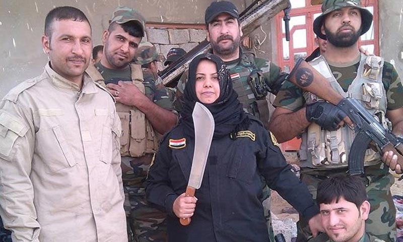 العراقية وحيدة محمد مع مقاتلين عراقيين (CNN)