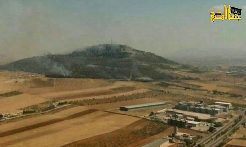 تصاعد أعمدة الدخان من جبل زين العابدين قرب مدينة حماة - الخميس 1 أيلول (جند الأقصى)