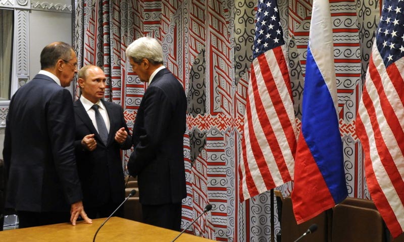 الرئيس الروسي، فلاديمير بوتين، ووزيرا الخارجية الأمريكي والروسي (إنترنت)
