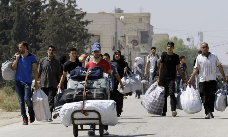 عائلات داريا تخرج من معضمية الشام - 2 أيلول (AFP)