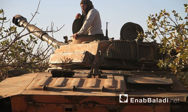 دبابة تابعة لـ "جيش الفتح" في ريف حماة الشمالي الشرقي- الثلاثاء 27 أيلول (عنب بلدي)