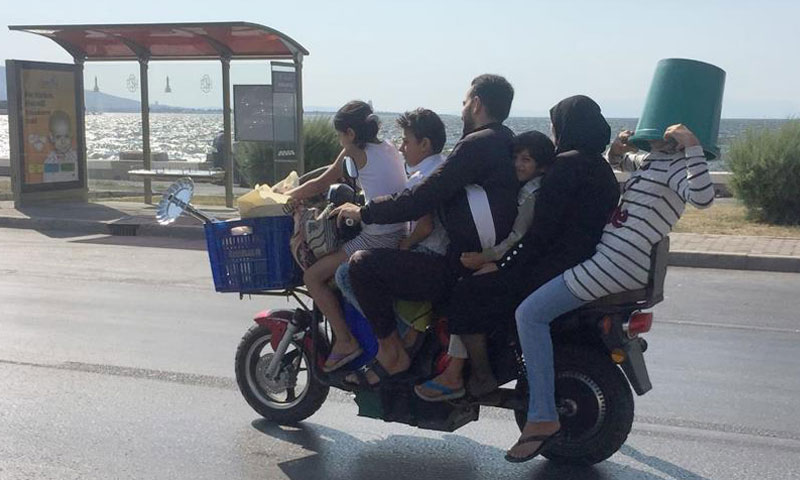 عائلة سورية مكونة من ستة أفراد تتجول في شوارع مدينة إزمير التركية (الأناضول)