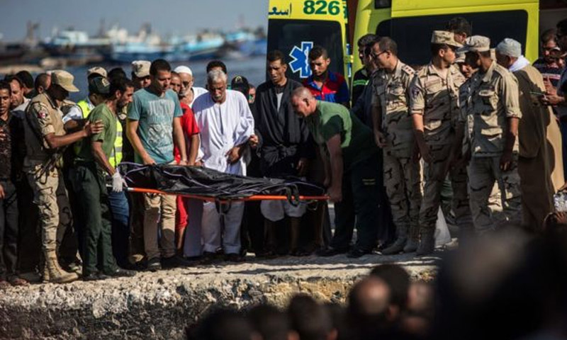 انتشال جثث الغرقى قبالة السواحل المصرية - الخميس 22 أيلول (AP)