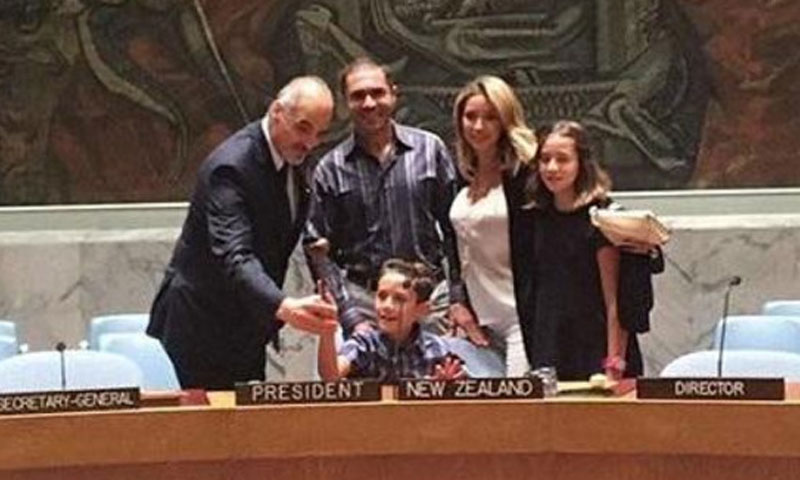 فارس الشهابي مع عائلته وبشار الجعفري داخل مبنى الأمم المتحدة (فيس بوك)