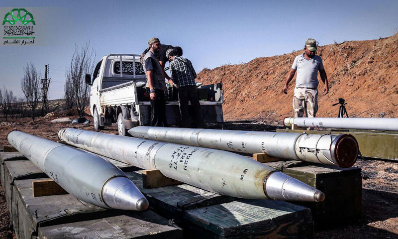 تجهيز صواريخ "غراد" قبل إطلاقهم على مطار حماة العسكري- السبت 3 أيلول (أحرار الشام)