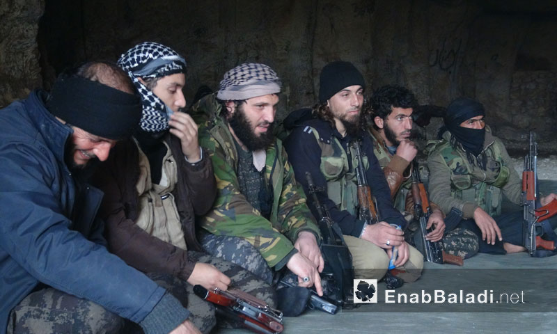 القيادي "أبو عمر الحموي" يتوسط مجموعة من المقاتلين (عنب بلدي)