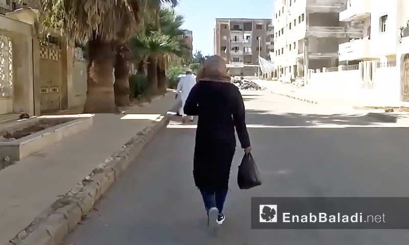 فتاة تمشي في حي الوعر المحاصر بحمص - أيلول 2016 (عنب بلدي)
