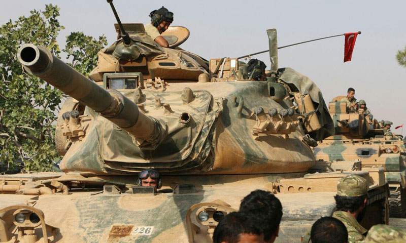 دبابات تركية إلى جانب مقاتلين من "الجيش الحر" قرب جرابلس ضمن عملية "درع الفرات" - آب 2016 (إنترنت)