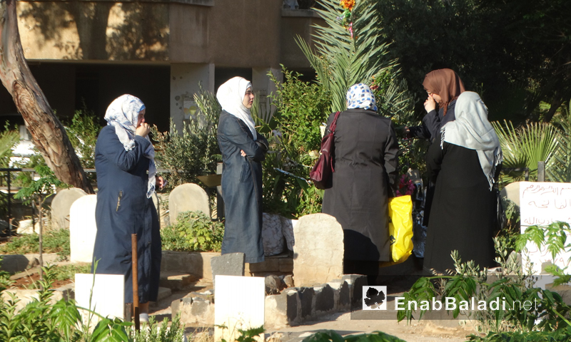 نساء يزرن مقبرة للشهداء في حي الوعر بحمص - 12 أيلول 2016 (عنب بلدي)