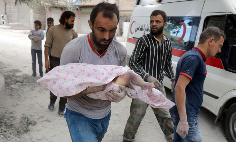 رجل يحمل طفلته التي قتلت بقصف لقوات الأسد في مدينة حلب - أيلول 2016 (AFP)