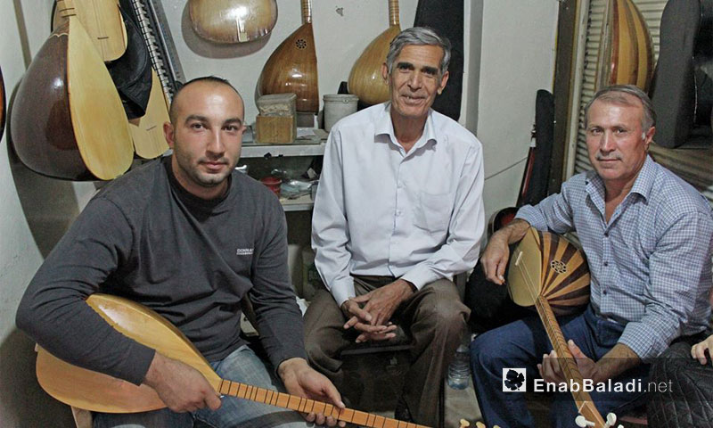 بائع آلات موسيقية مع فنانين أكراد في مدينة القامشلي - (عنب بلدي)