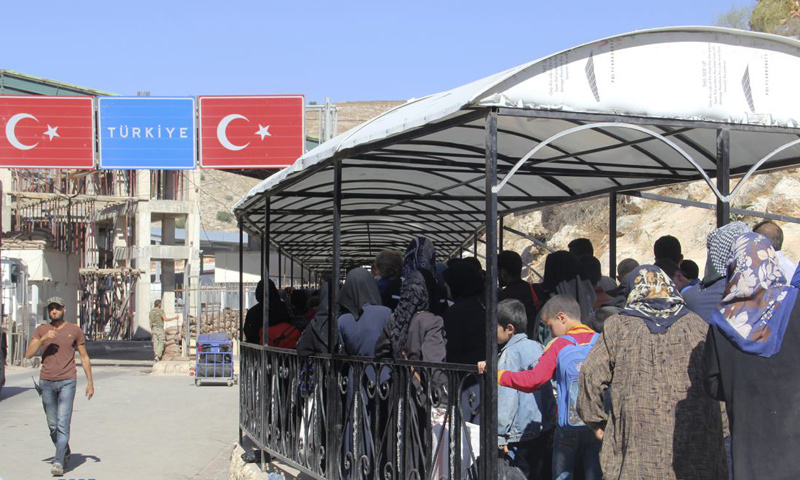 السوريون على الجانب السوري من معبر "باب الهوى" الحدودي مع تركيا - 2016 (إدارة المعبر)