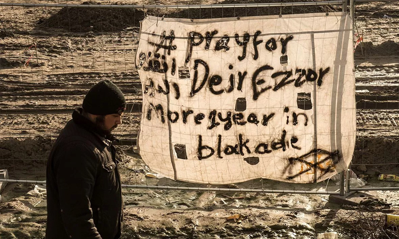 لافتة في مخيم في فرنسا تطالب بالصلاة لأجل دير الزور - 7 كانون الأول 2015 (AFP)