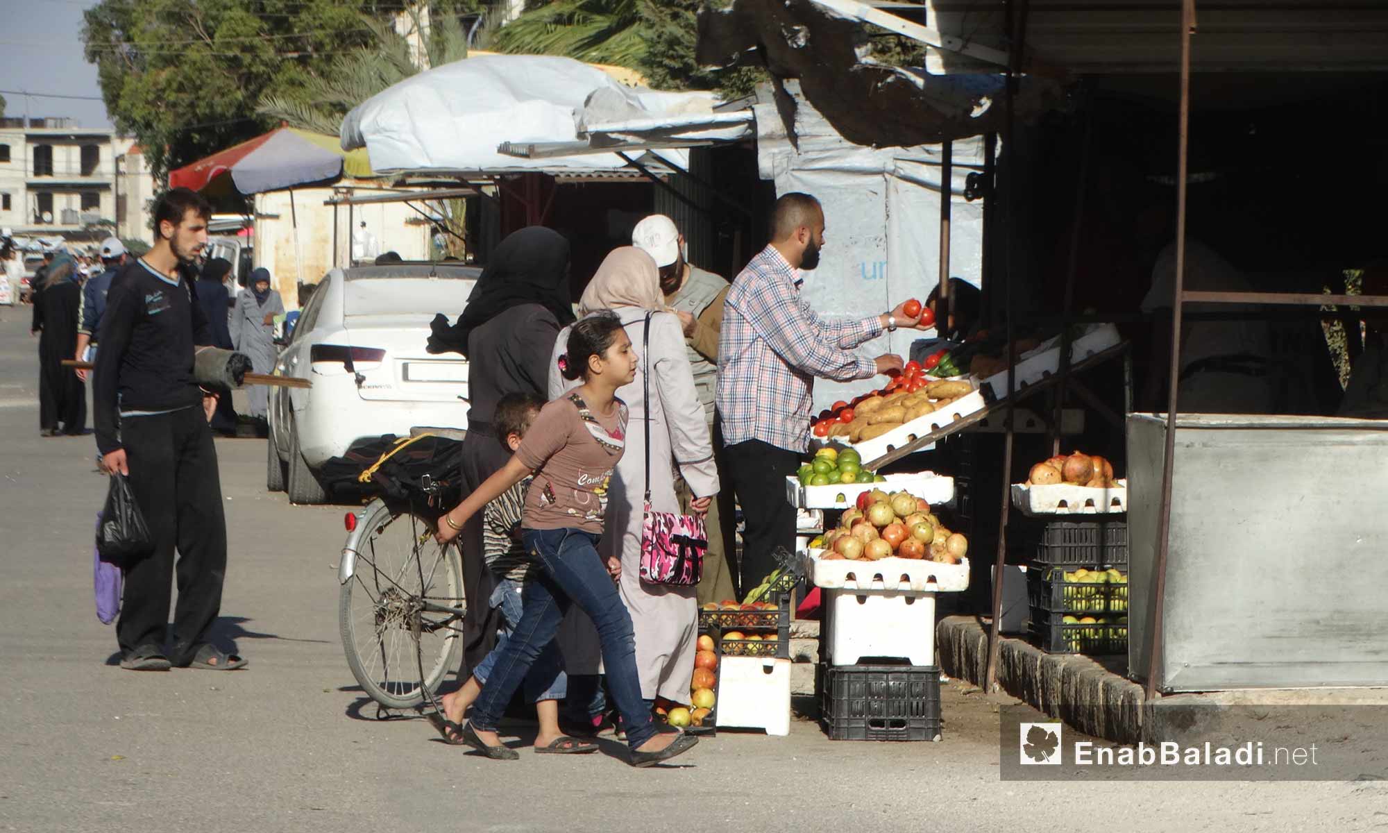 بائع خضار في حي الوعر بحمص - 11 تشرين الأول 2016 (عنب بلدي)