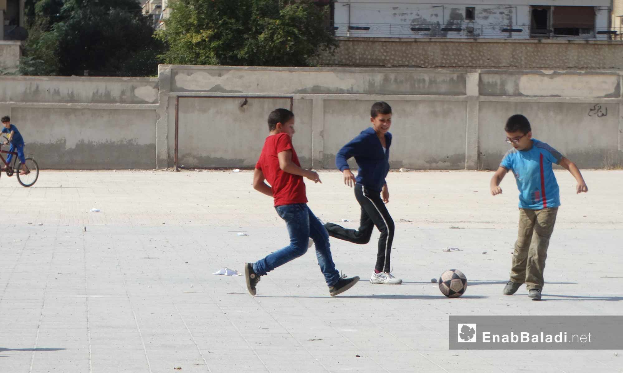 أطفال يلعبون في حي الوعر بحمص - 11 تشرين الأول 2016 (عنب بلدي)